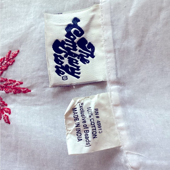 ❄️ Elegant Winter sheer tablecloth, approx 59 x 84”, embroidered snowflakes. - Picture 7 of 14